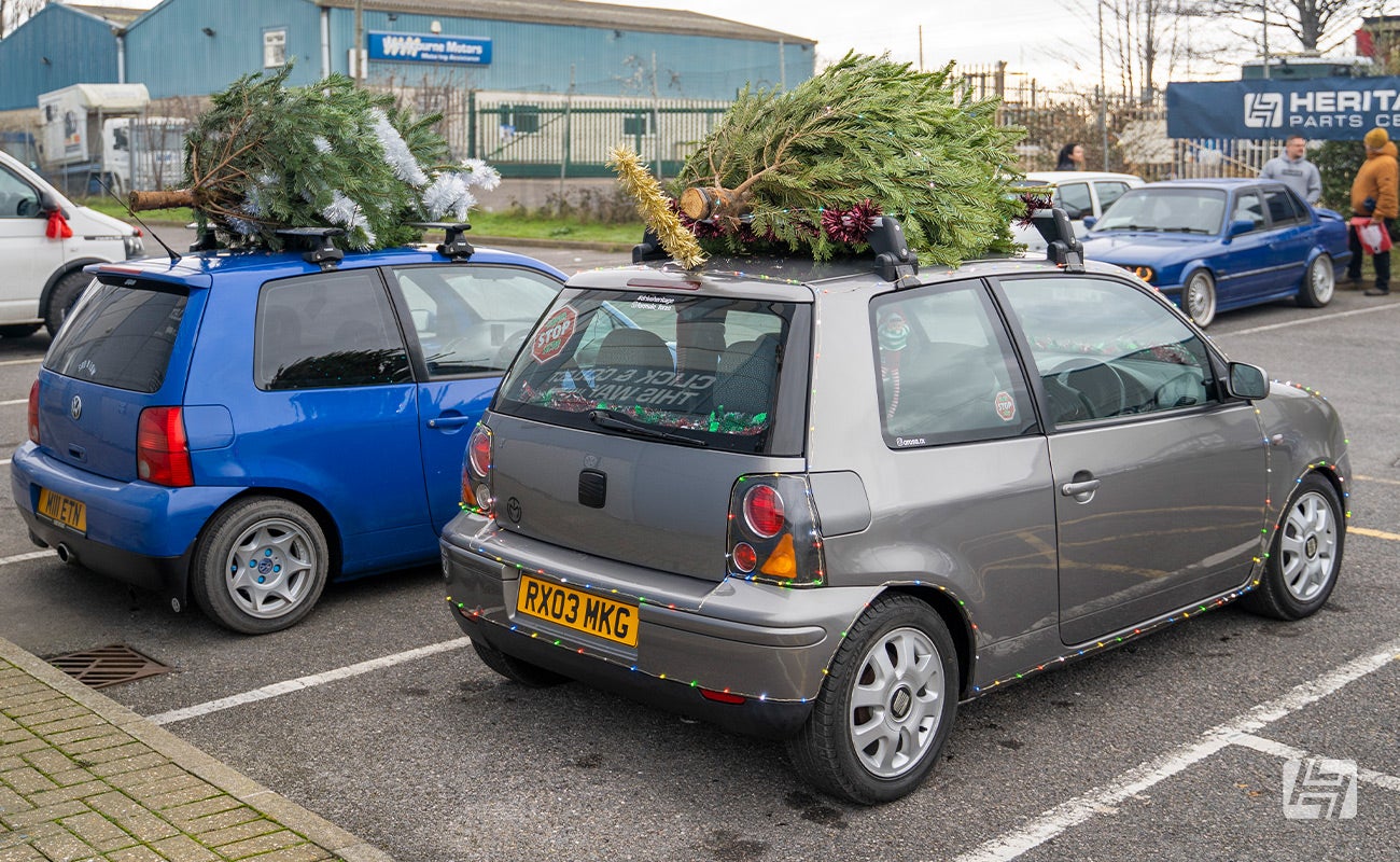 Seat Arosa and VW Lupo with Christmas trees on the roof rack