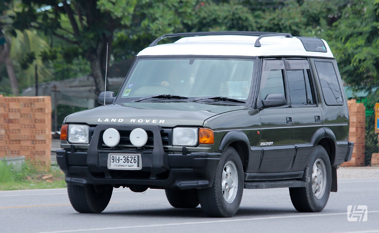 Green Land Rover Discovery 1 Facelift, 5 door, driving 